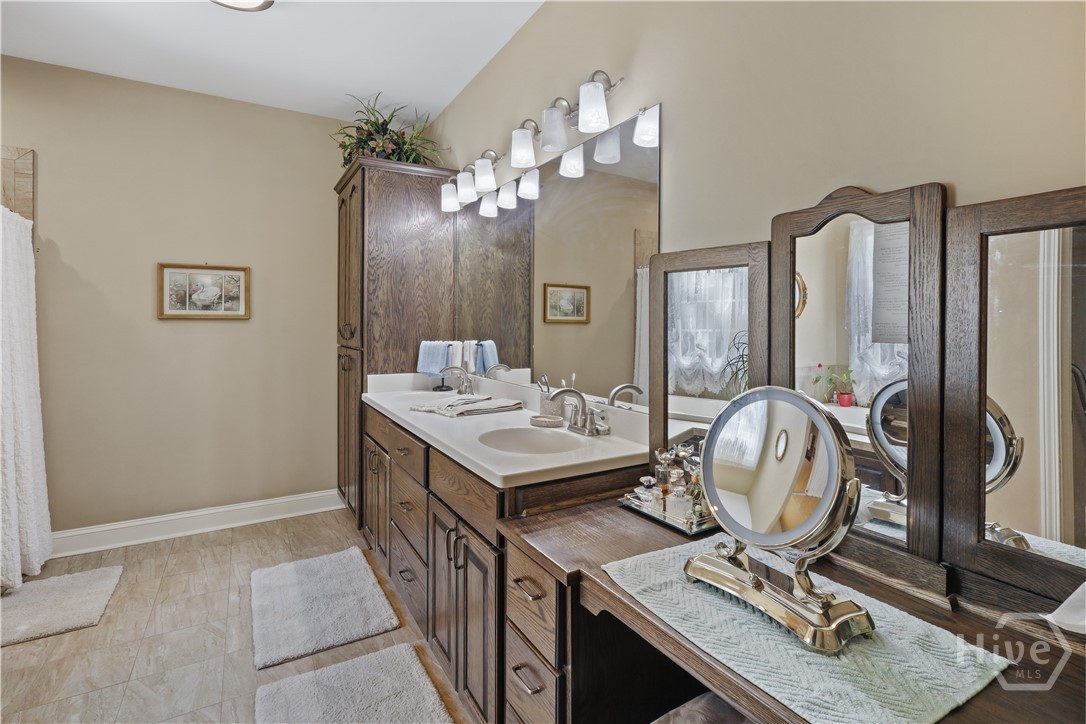255 Rogers Circle Property Photo 14
