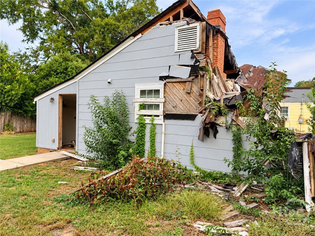 2121 Lake Avenue Property Photo 1