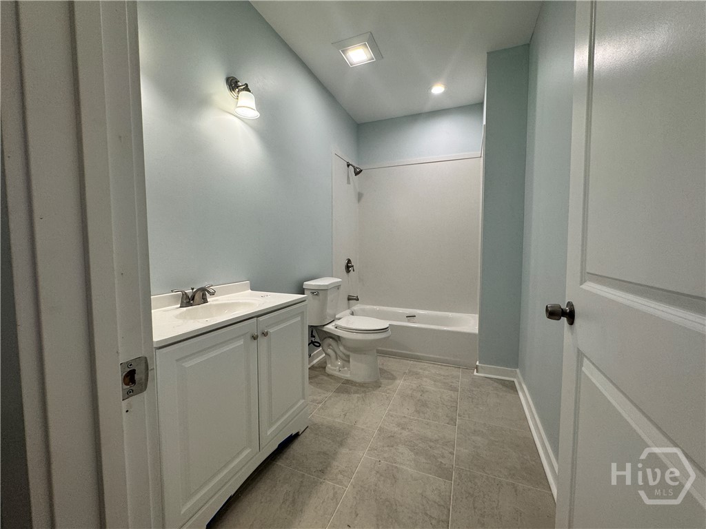2418 Riviera Drive Property Photo 8