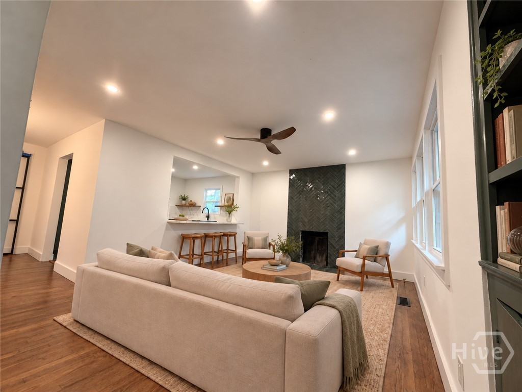406 E 63rd Street Property Photo 6
