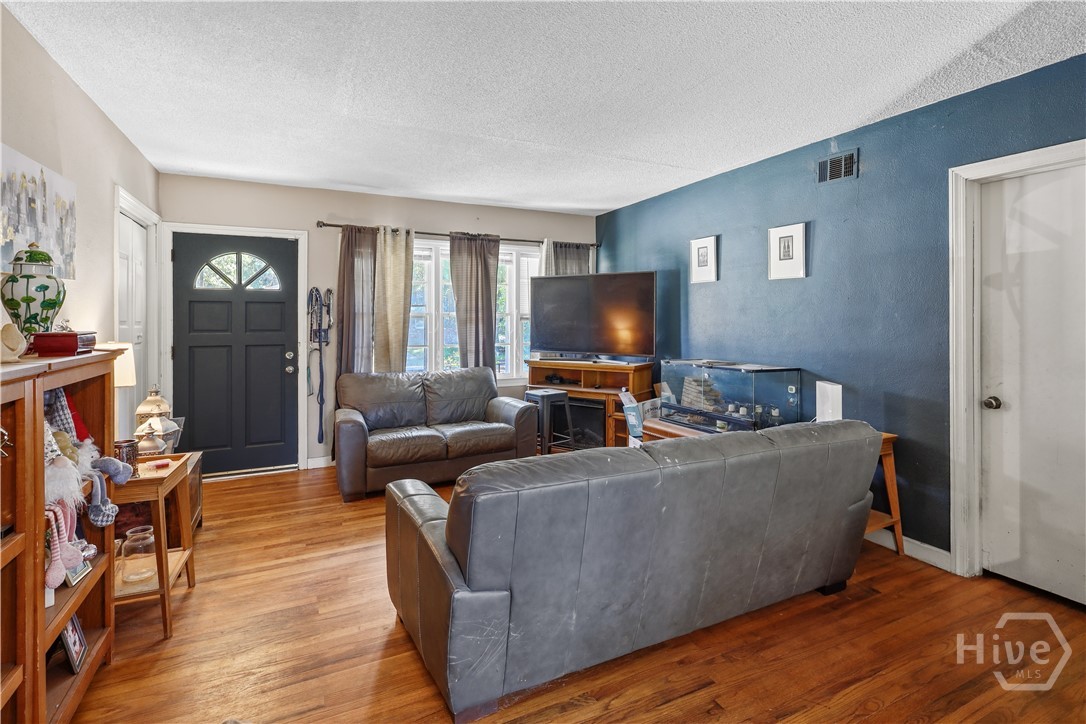 1802 E 59th Street Property Photo 4