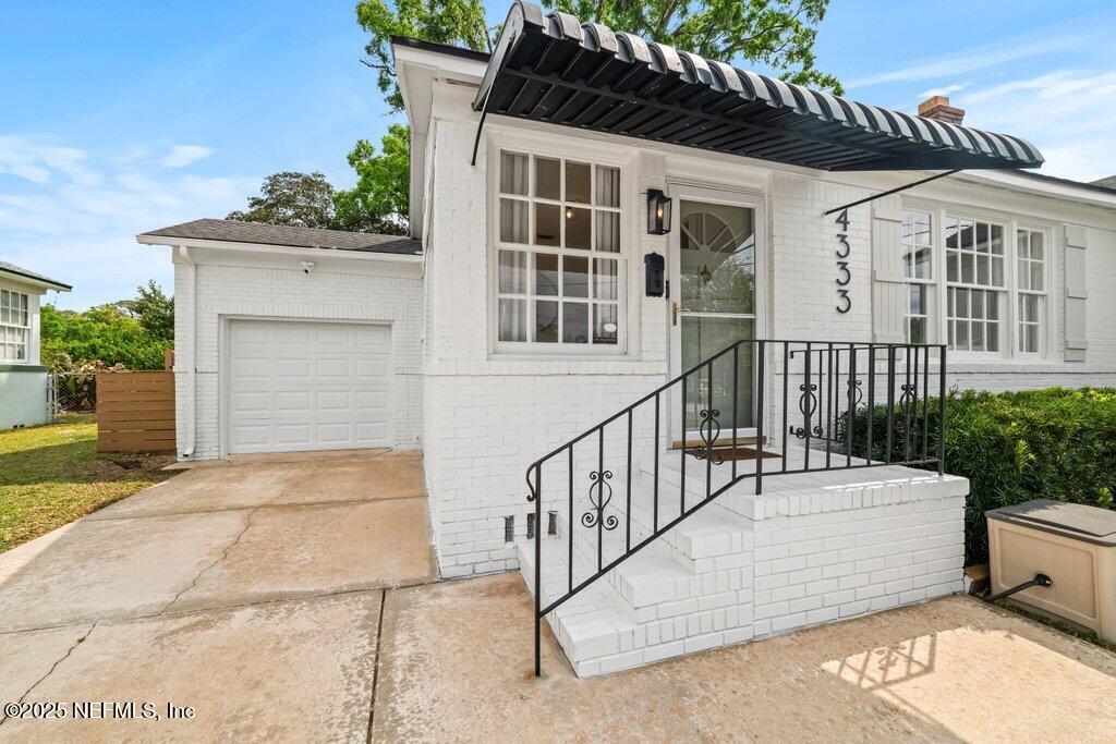 4333 Redwood Avenue Property Photo 1