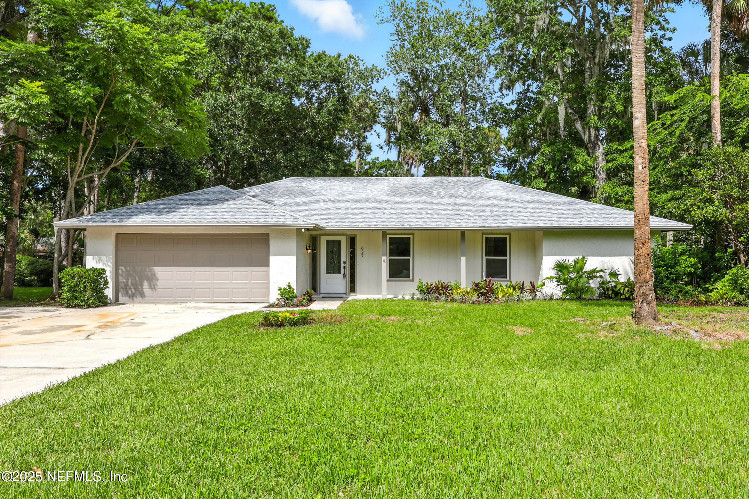 627 Palmera Drive E Property Photo 1