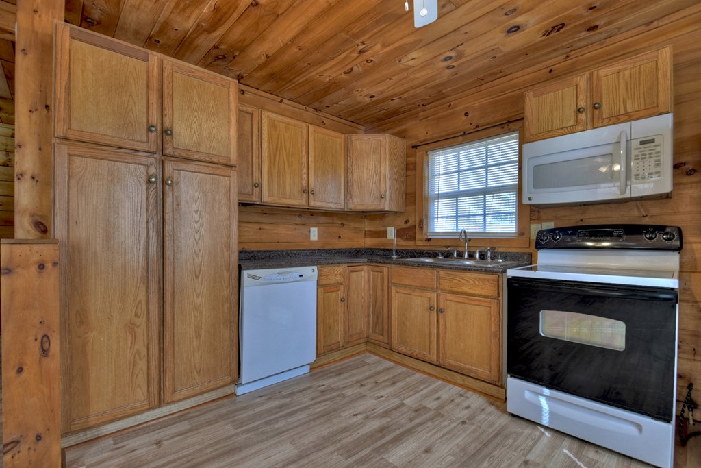 1595 Tennis Court Road Property Photo 8