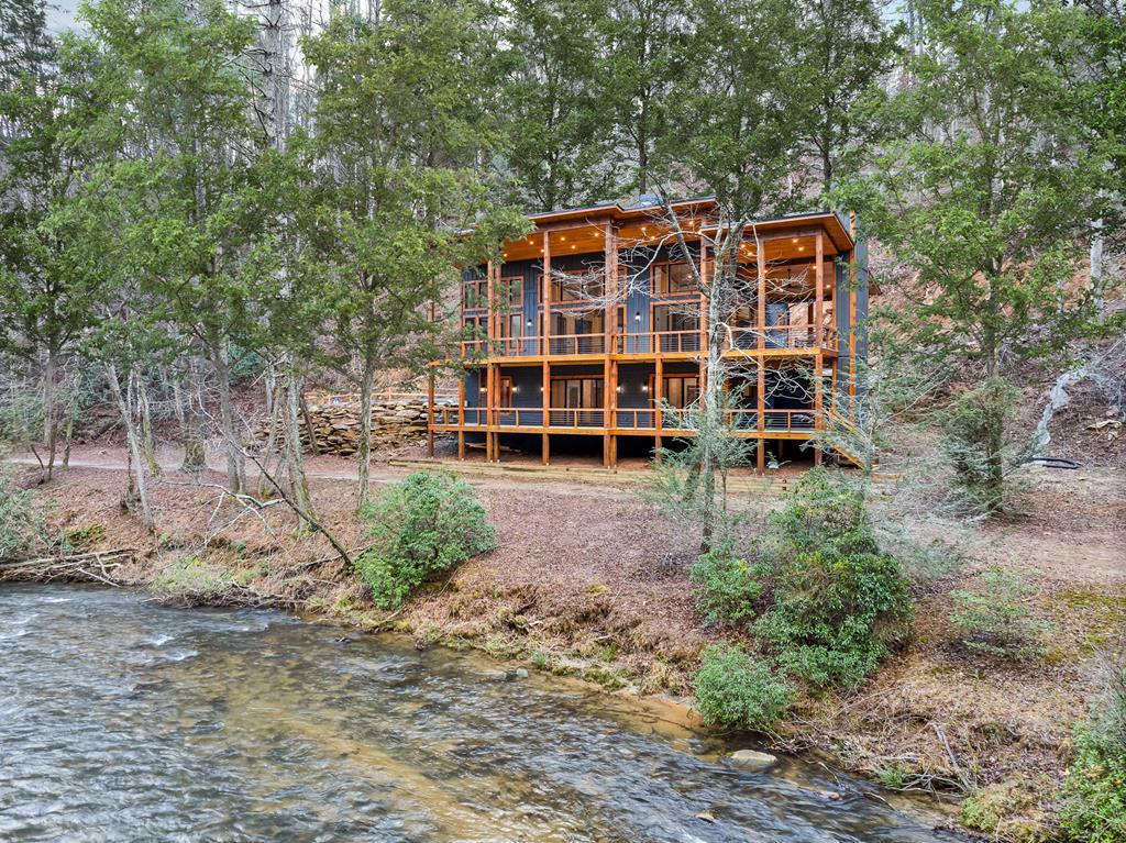 212 Fish Tale Cove Property Photo 2