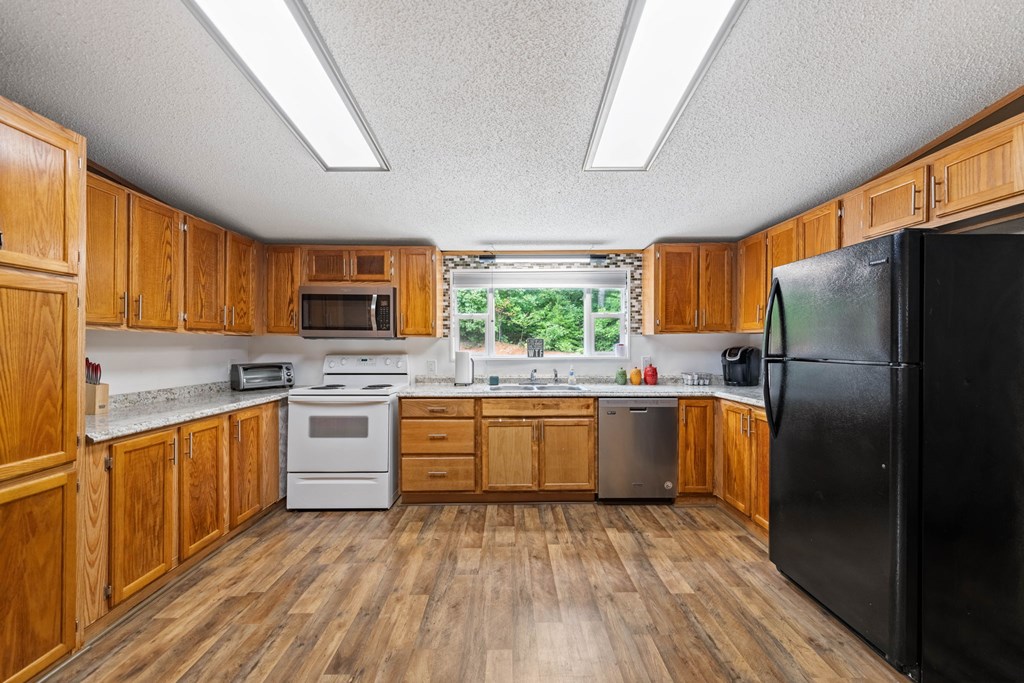 204 Queens Avenue Property Photo 8