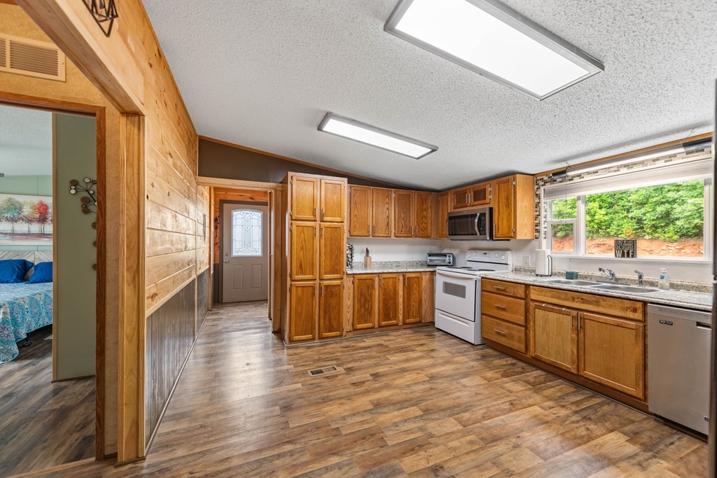 204 Queens Avenue Property Photo 9