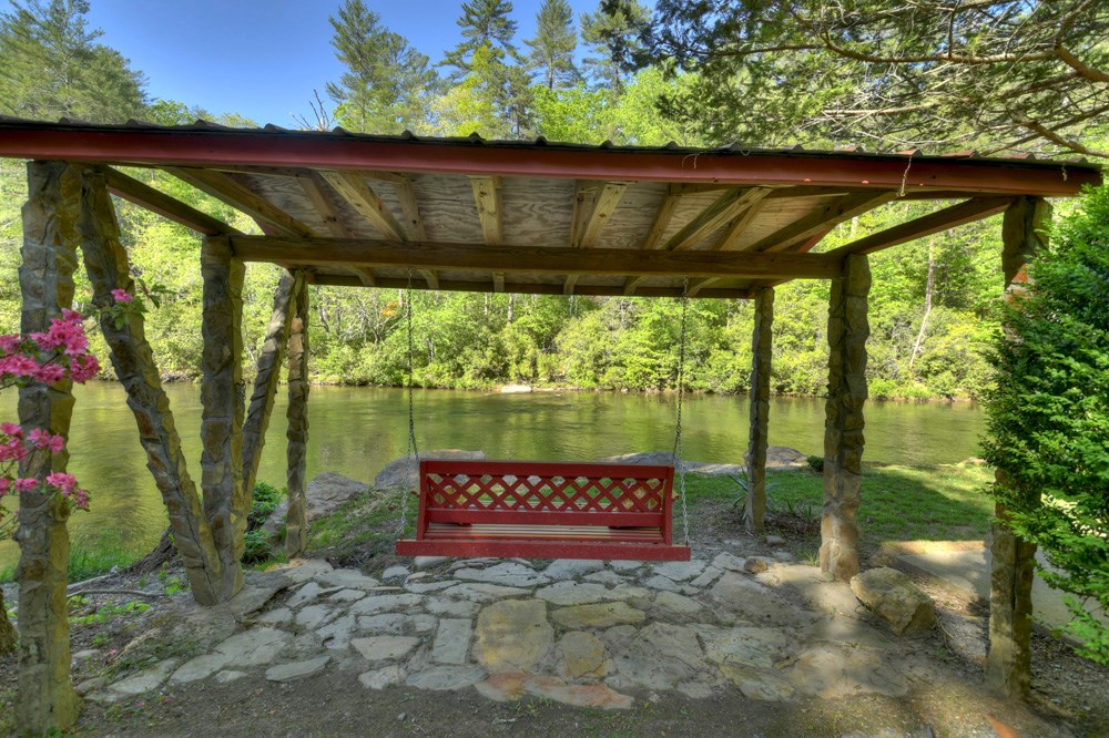 730 Riverside Lane Property Photo 3