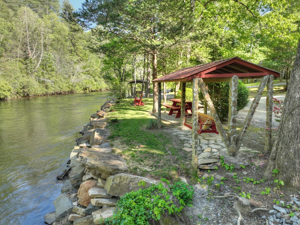 730 Riverside Lane Property Photo 8