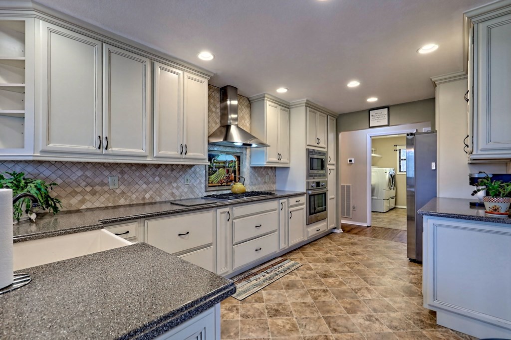 5530 Pine Crest Road Property Photo 3