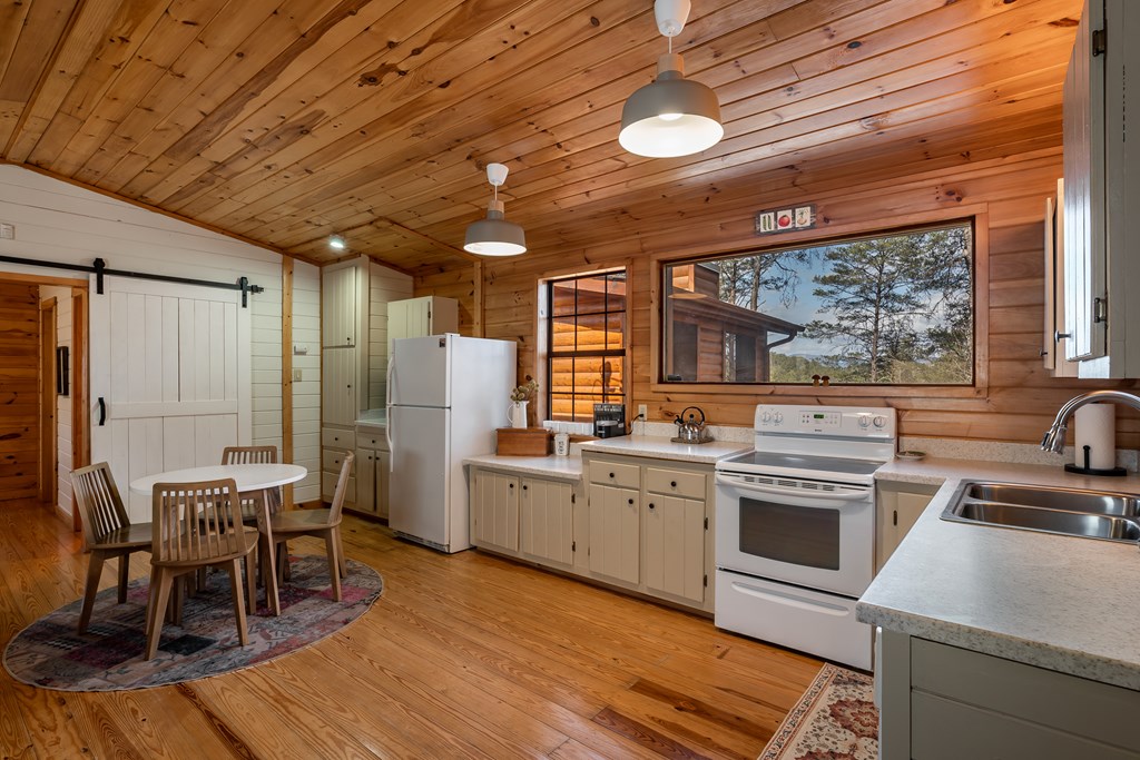 233 River Hills Property Photo 17