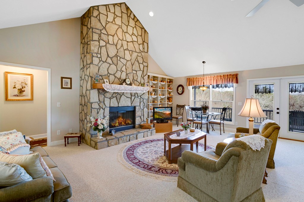 2097 Woodlake Lane Property Photo 4