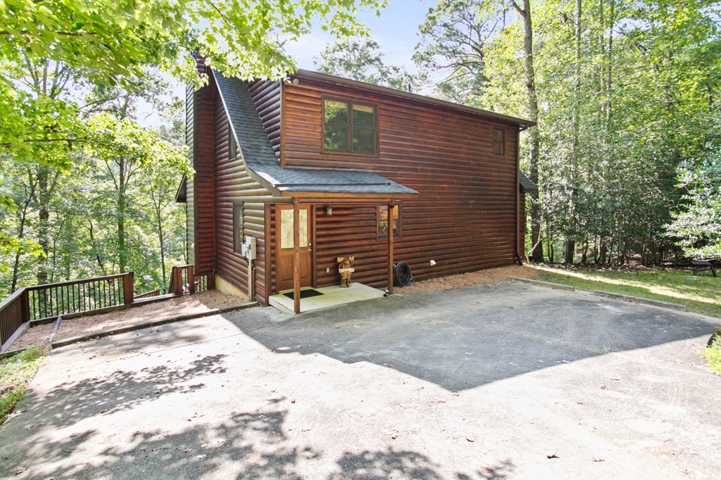 135 Hale Court Property Photo 3