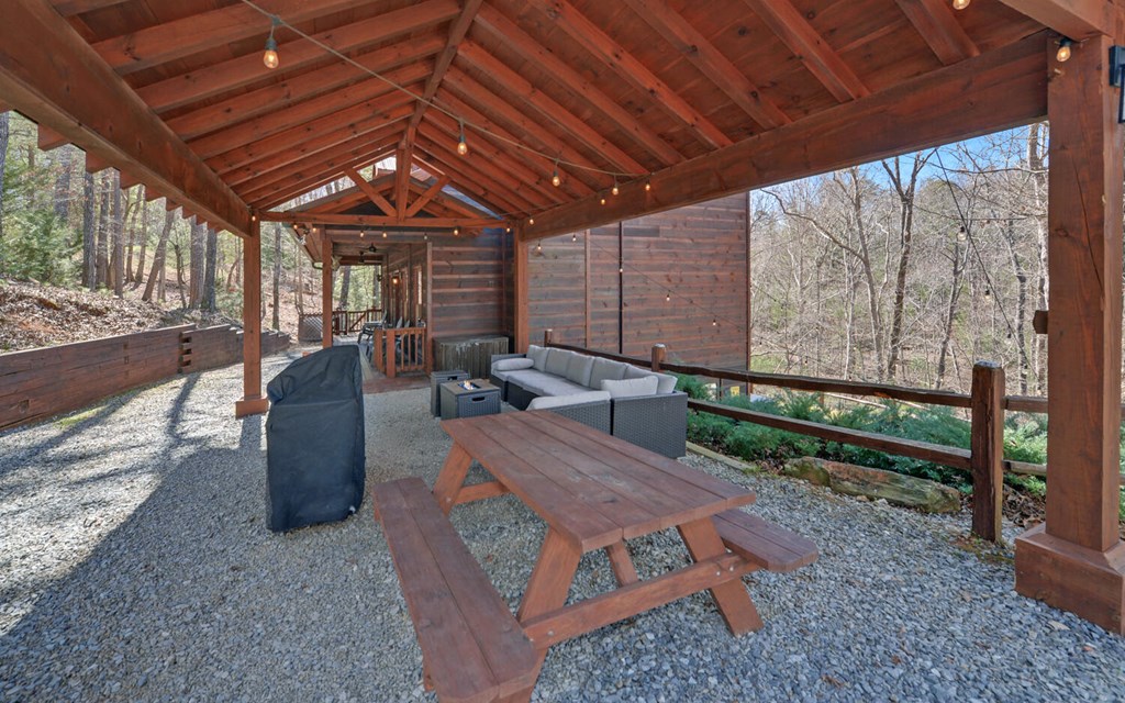 221 Acacia Court Property Photo 10