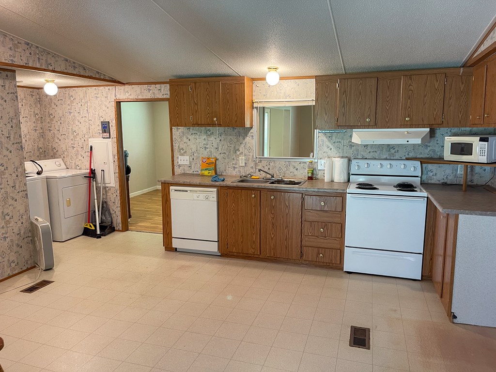 1716 Airport Road Property Photo 7