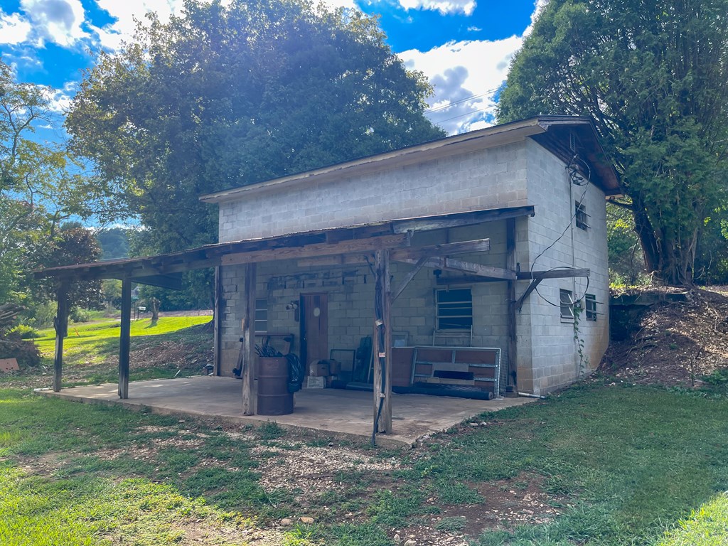 1716 Airport Road Property Photo 28