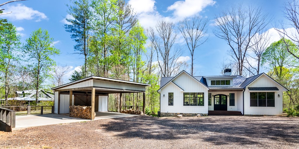 428 Licklog Road Property Photo 4