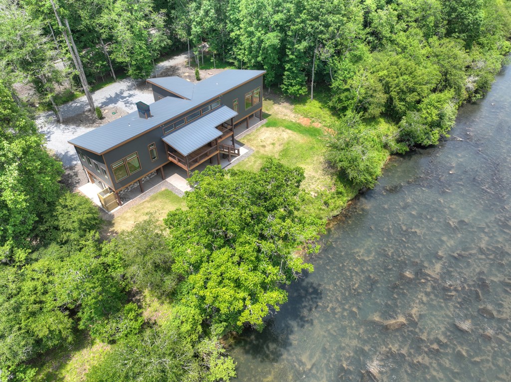 494 Riverbend Manor Property Photo 4