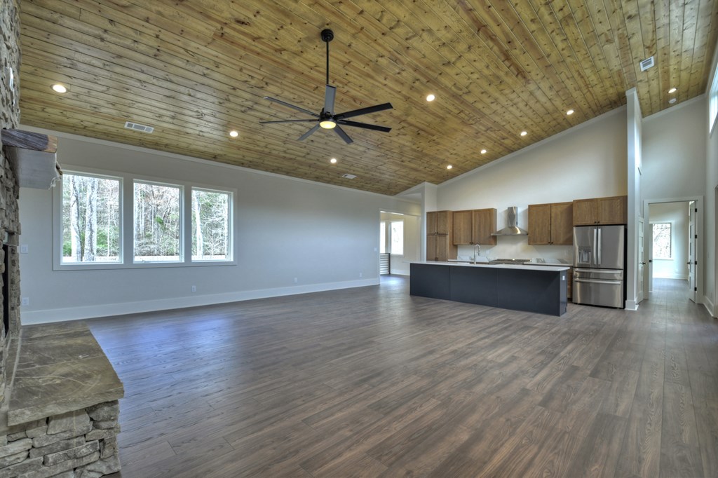 494 Riverbend Manor Property Photo 5