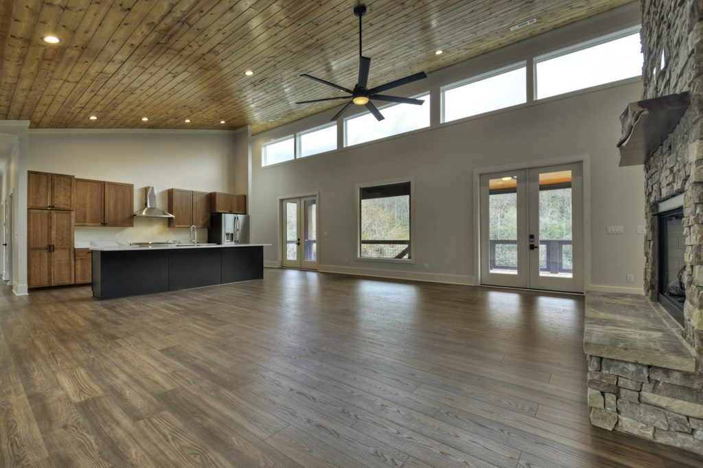 494 Riverbend Manor Property Photo 11