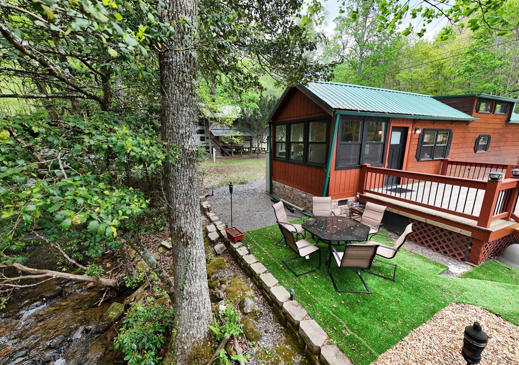 1095 Creekside Drive Property Photo 3