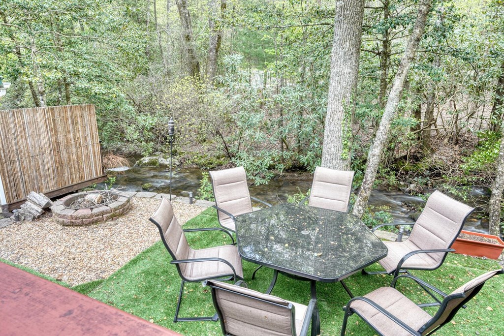 1095 Creekside Drive Property Photo 7