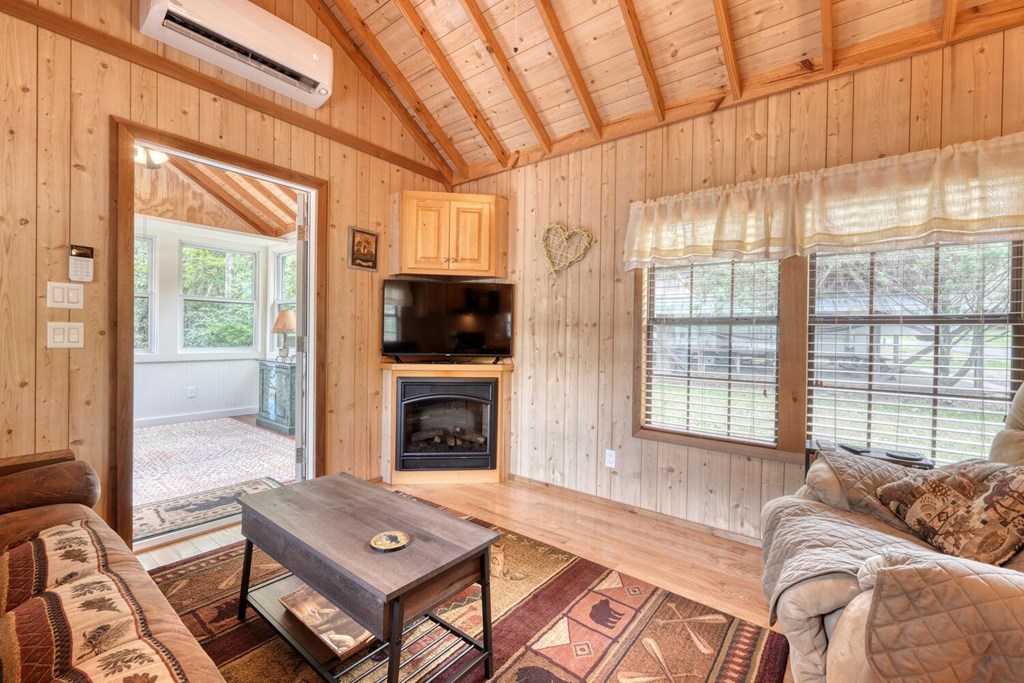 1095 Creekside Drive Property Photo 15
