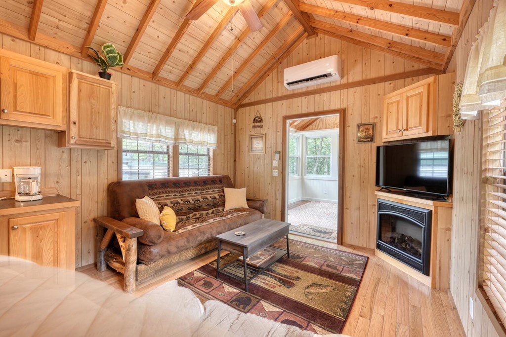 1095 Creekside Drive Property Photo 16