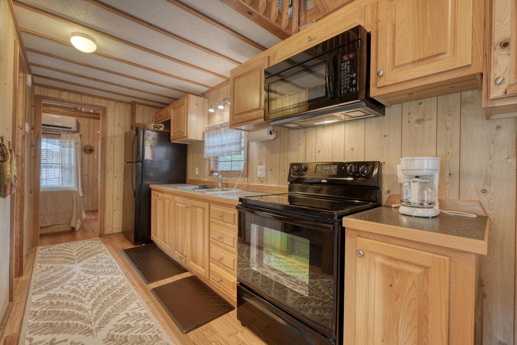 1095 Creekside Drive Property Photo 17