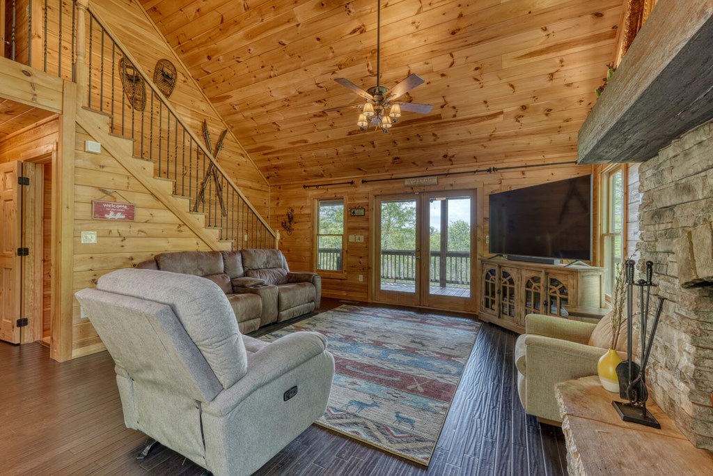 681 The Woods Road Property Photo 5