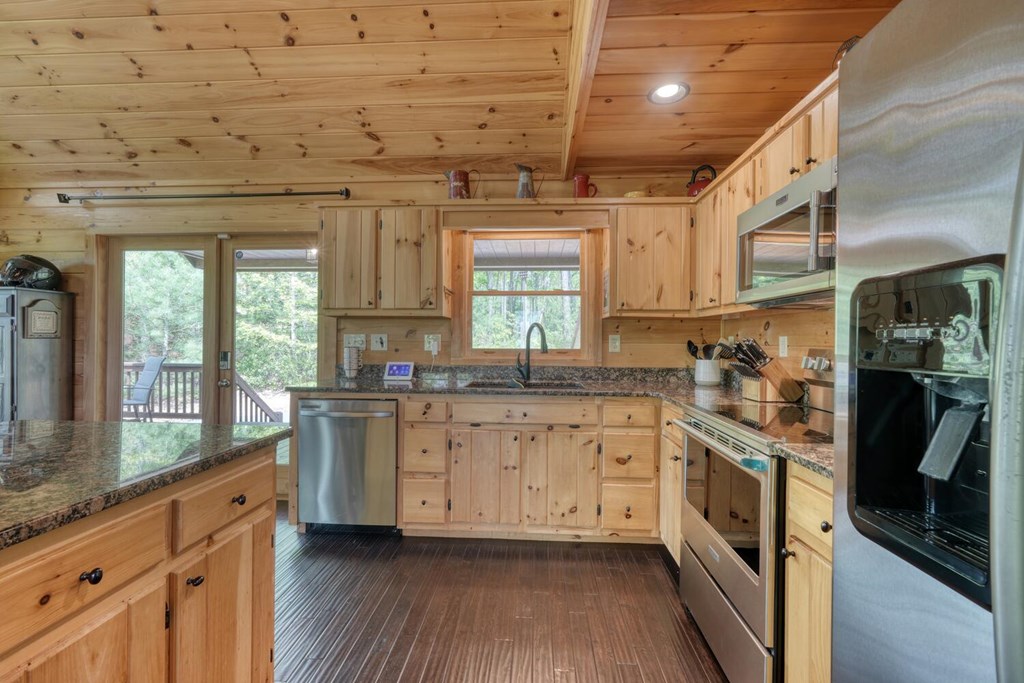 681 The Woods Road Property Photo 9