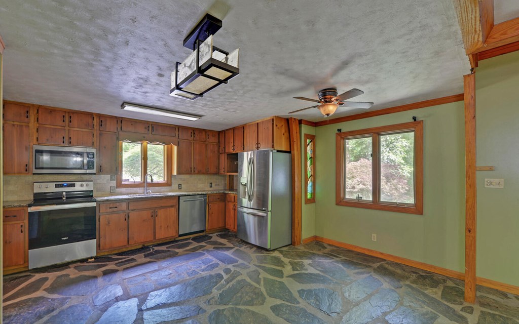 554 Oxford Drive Property Photo 9