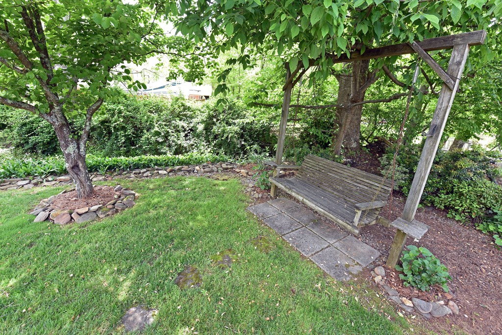 101 Flora Lane Property Photo 12