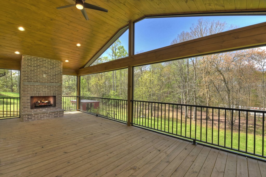 975 Goss Road Property Photo 8