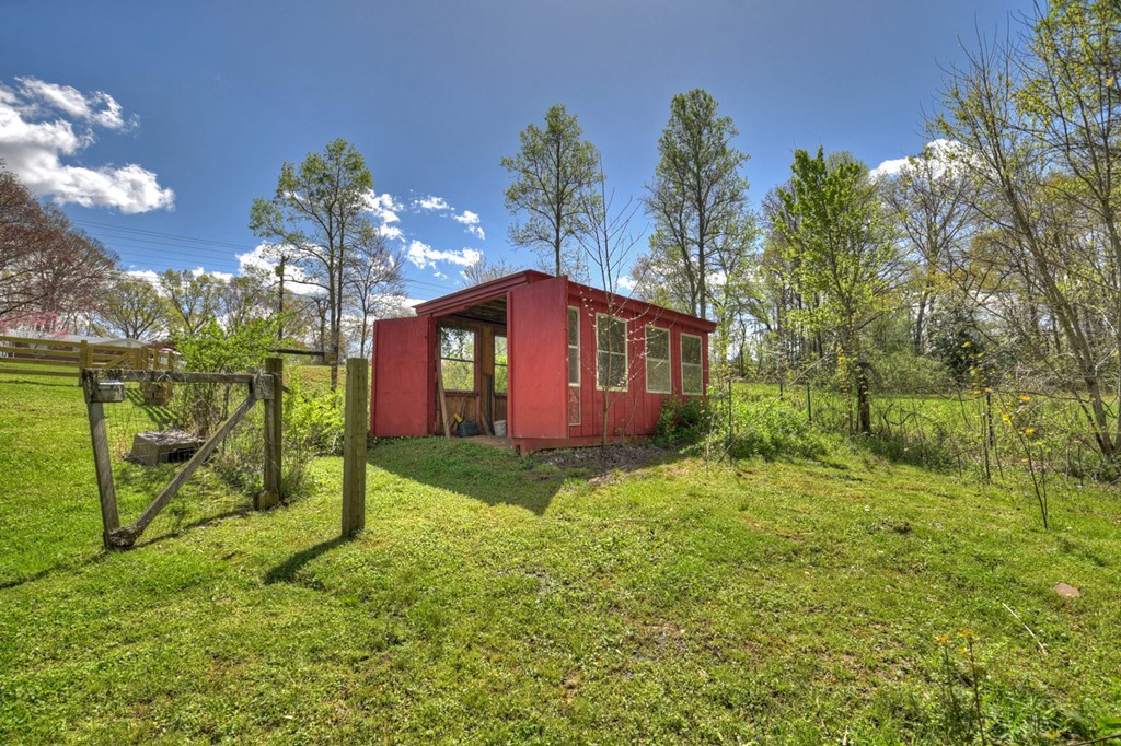 975 Goss Road Property Photo 9