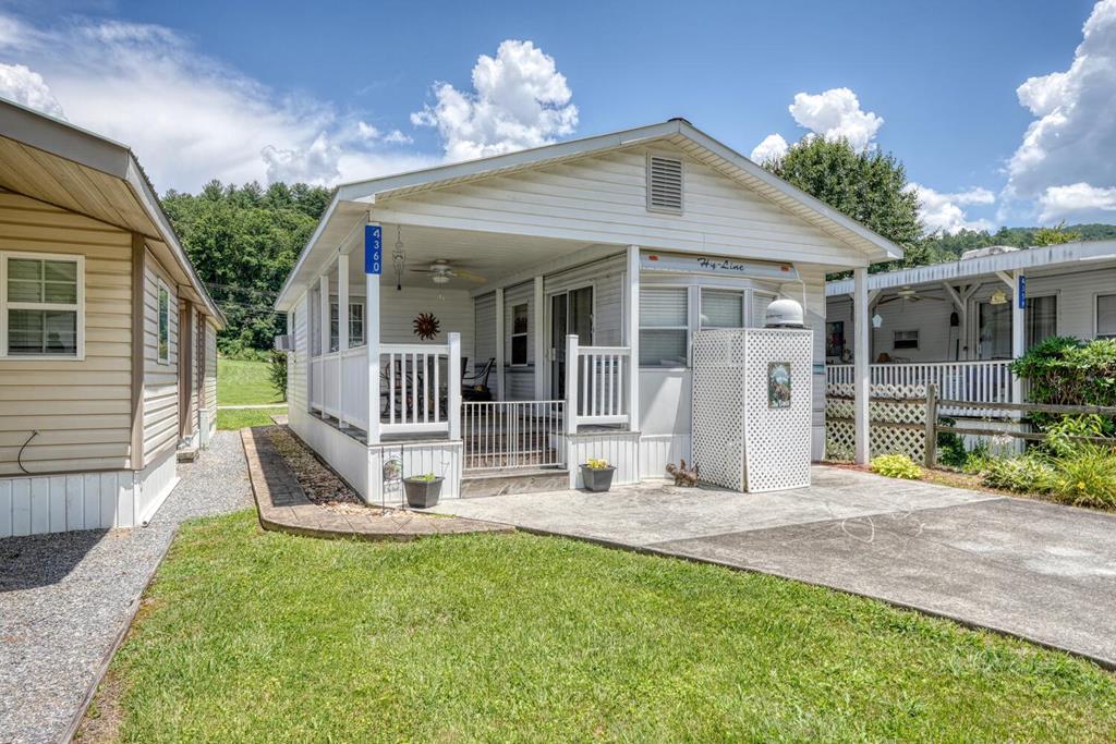 4360 Riverbank Run Property Photo 1