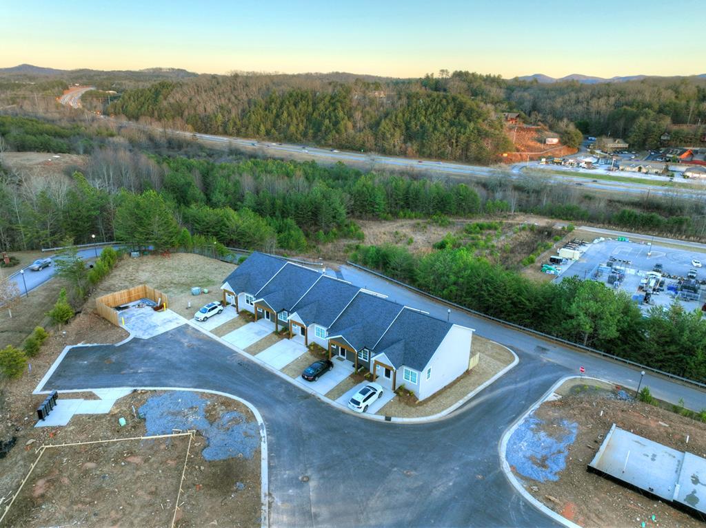 Unit 17 Grove Loop Property Photo 2
