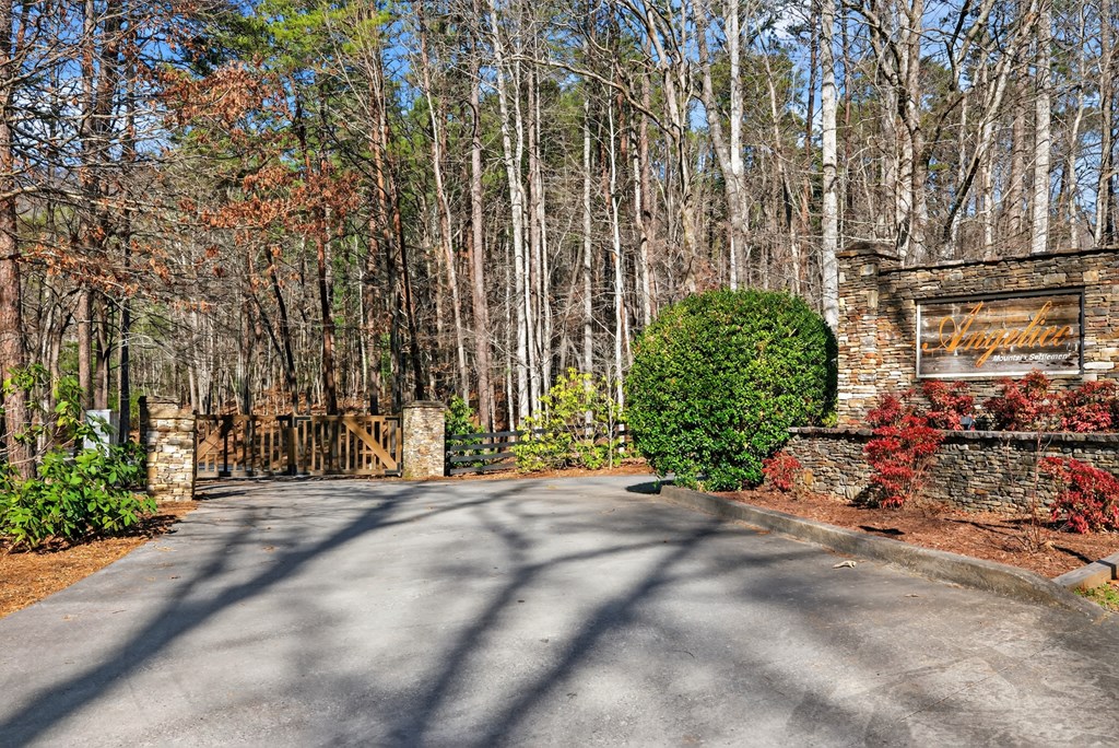 200 Twelve Oaks Drive Property Photo 6
