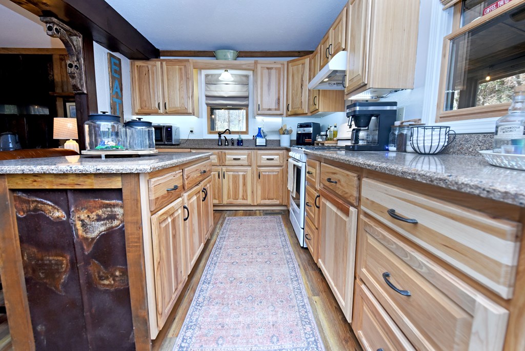 642 Everett Road Property Photo 3