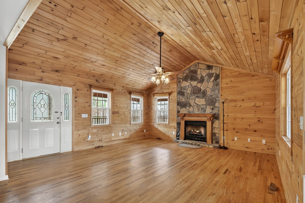 144 Emerald Cove Drive Property Photo 8