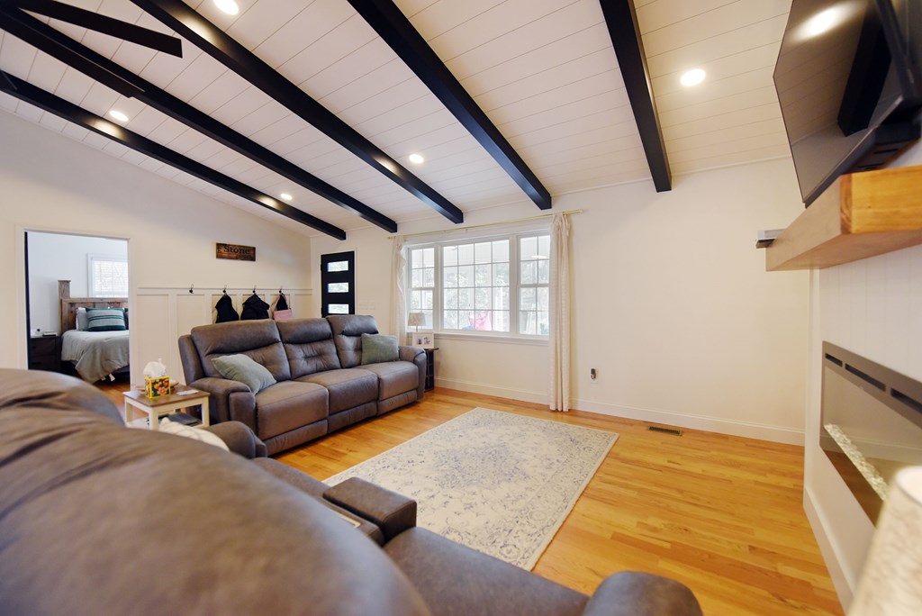 17 Ellen Drive Property Photo 4