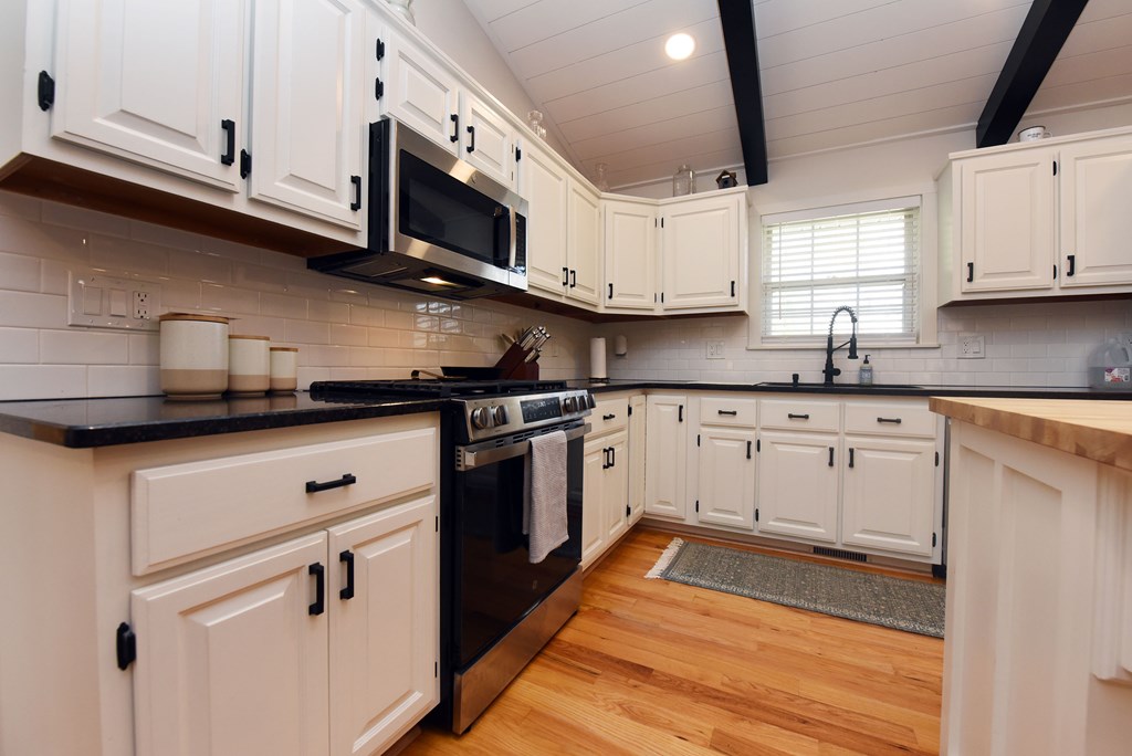 17 Ellen Drive Property Photo 7