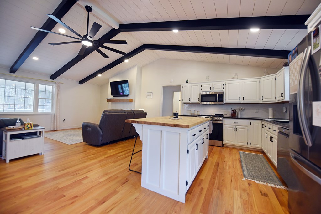 17 Ellen Drive Property Photo 8
