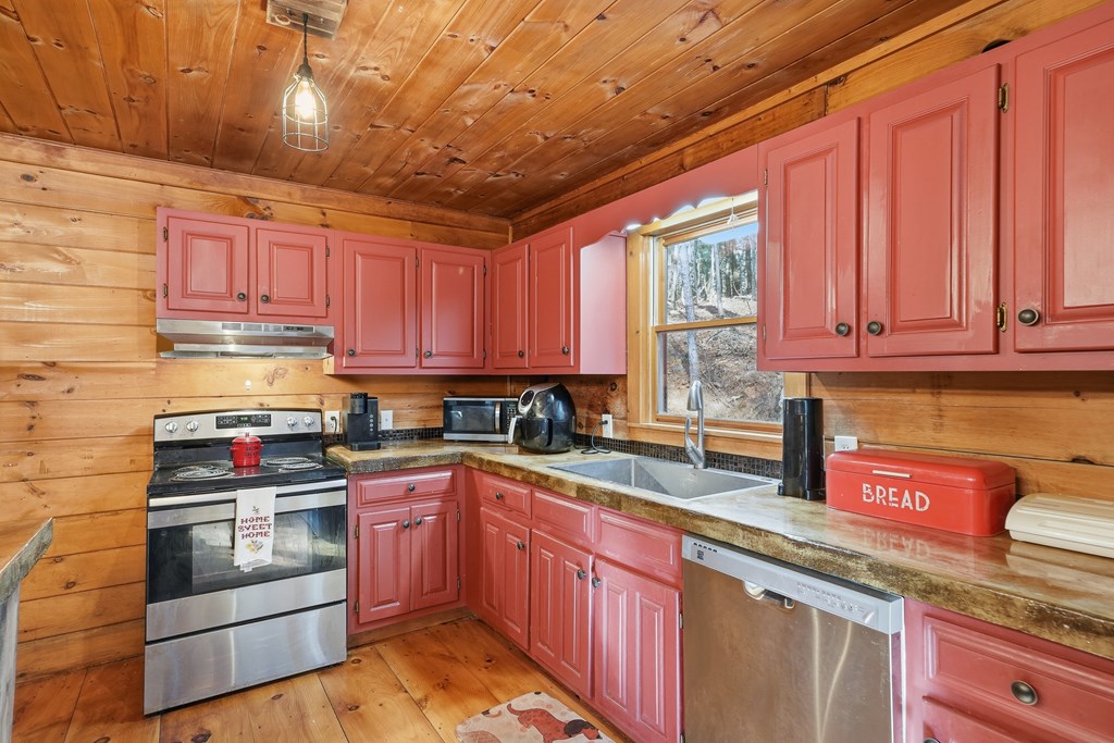 19 Blackberry Falls Lane Property Photo 8