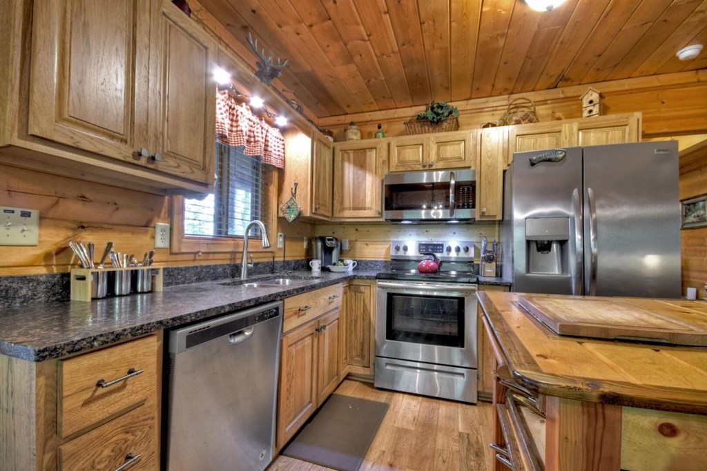 587 Candy Lane Property Photo 5