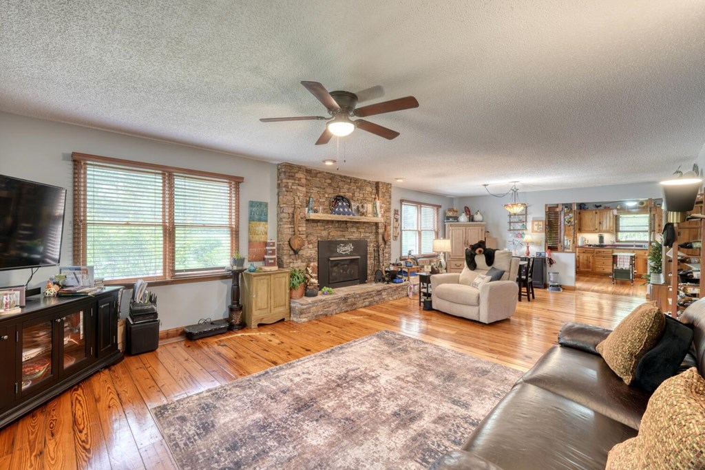 1908 Riverside Drive Property Photo 26