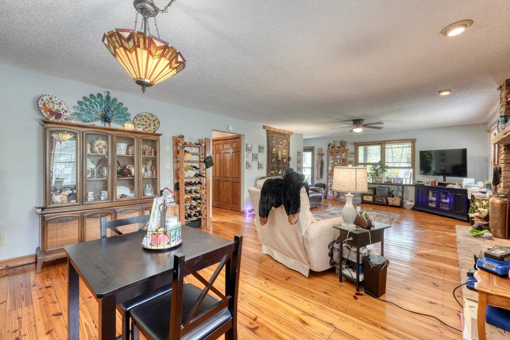 1908 Riverside Drive Property Photo 28