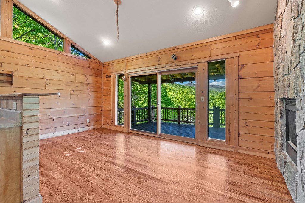 410 Falling Springs Property Photo 29