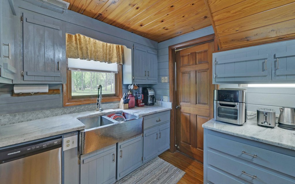 440 Beaver Ridge Road Property Photo 2