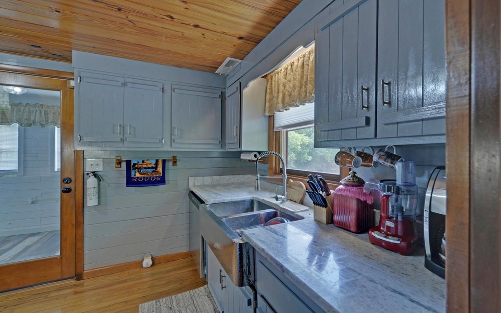 440 Beaver Ridge Road Property Photo 4